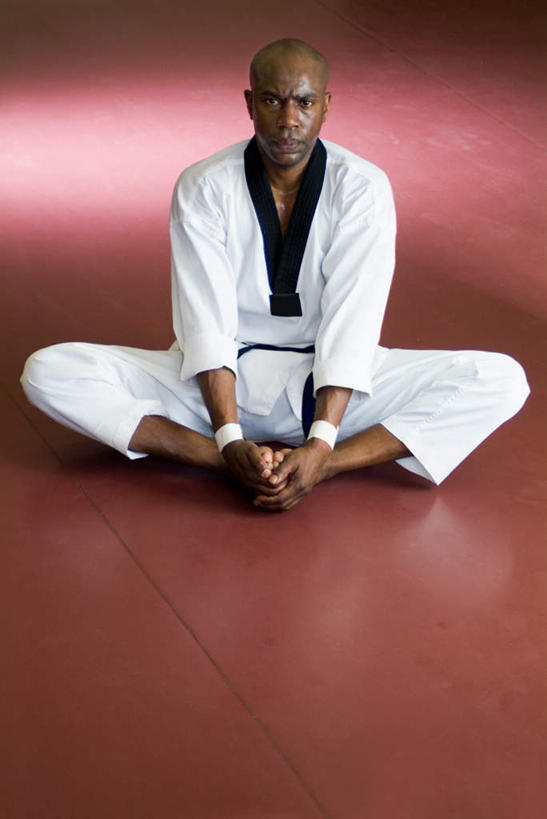 西方人,秃头,一个人,坐,摸,盘腿,竖图,室内,白天,正面,运动服,武术,地板,欧洲,非洲,黑人,欧洲人,仅一个男性,仅一个人,仅一个中年男性,抚摸,阴影,服装,光线,影子,地面,注视,木地板,衣服,白色,观察,看,服饰,观看,察看,衣着,穿着,关注,衣饰,技击,男人,男性,中年男性,非洲人,光头,无发,触摸,接触,盘腿而坐,盘膝,盘着腿的,盘着腿坐,双腿交叉,坐着,彩图,全身,运动装