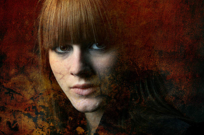 西方人,脸,头,眼睛,脸颊,眉毛,睫毛,头发,一个人,站,横图,室内,特写,白天,正面,欧洲,欧洲人,瞳孔,仅一个年轻女性,仅一个女性,仅一个人,红色背景,注视,蓝色,观察,看,站着,金色,眼部,摄影,影棚,观看,察看,关注,刘海,年轻女性,女人,女性,白种人,头部,睫,脸部,脸蛋,眉,面部,眼,眼睫毛,眼眉,站立,半身,彩图,影棚拍摄,拍摄,眼眉毛