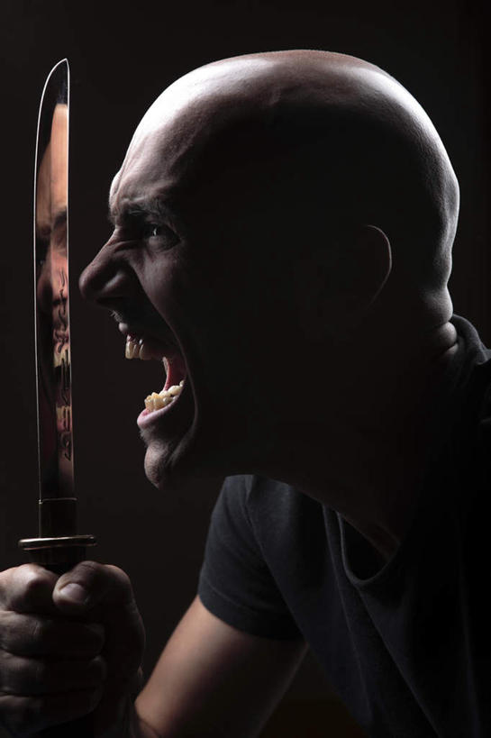 西方人,脸,头,脸颊,手,秃头,一个人,举,竖图,室内,特写,白天,侧面,竞争,欧洲,欧洲人,仅一个男性,仅一个人,仅一个中年男性,对抗,握,黑色背景,服装,冲突,刀具,拿,拿着,注视,休闲装,破坏,肩膀,衣服,黑色,刀,观察,看,托,张嘴,手部,休闲服,武器,战争,握着,摄影,服饰,影棚,观看,损坏,察看,攻击,威胁,对立,关注,矛盾,兵器,防御,凶恶,张大嘴巴,敌对,挫败,斗争,抗拒,抗衡,凶险,凶器,杀伤,威慑,阴险,狠毒,横暴,泼辣,肆虐,凶暴,凶横,暴虐,残暴,残忍,危险,凶残,凶狠,男人,男性,中年男性,白种人,头部,光头,无发,脸部,脸蛋,面部,张开嘴,举起,举手,举着,向上举,向上伸,向上托,半身,彩图,影棚拍摄,拍摄,匕首