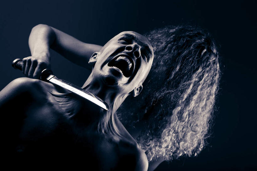 西方人,脸,头,脸颊,手,头发,两个人,横图,室内,特写,白天,仰视,竞争,欧洲,欧洲人,对抗,握,阴影,黑色背景,冲突,光线,影子,刀具,拿,拿着,破坏,裸露,肩膀,刀,张嘴,手部,金色,武器,战争,握着,摄影,影棚,害怕,惊恐,损坏,攻击,威胁,对立,矛盾,兵器,暗杀,裸,防御,张大嘴巴,敌对,挫败,斗争,抗拒,抗衡,凶器,杀伤,威慑,谋害,危险,男人,男性,年轻男性,年轻女性,女人,女性,白种人,头部,卷发,脸部,脸蛋,面部,张开嘴,半身,彩图,低角度拍摄,影棚拍摄,拍摄,匕首