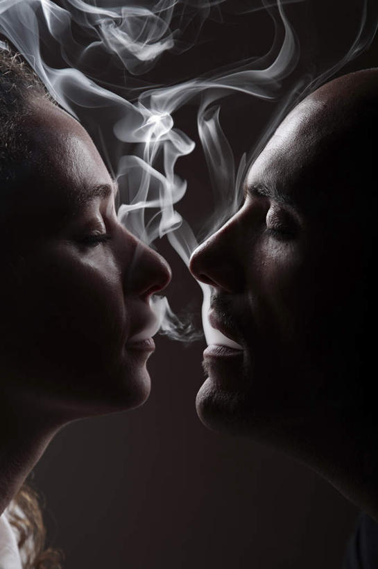 西方人,脸,头,脸颊,秃头,两个人,夫妻,闭眼,竖图,室内,特写,白天,侧面,爱情,欧洲,欧洲人,黑色背景,围绕,烟雾,浪漫,娱乐,相视,张嘴,享受,休闲,面对面,恩爱,放松,恋人,摄影,影棚,缭绕,对视,毒品,相对,张大嘴巴,旋绕,相看,萦绕,回绕,福寿膏,男人,男性,女人,女性,中年男性,中年女性,白种人,头部,光头,无发,脸部,脸蛋,面部,夫妇,情侣,张开嘴,闭眼睛,闭着眼,闭着眼睛,半身,彩图,影棚拍摄,拍摄,伴侣