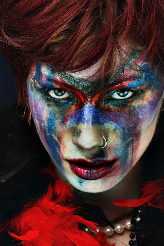 西方人,眼睛,眉毛,睫毛,一个人,模特,竖图,室内,白天,正面,化妆,美容,项链,欧洲,欧洲人,瞳孔,仅一个年轻女性,仅一个女性,仅一个人,护肤,黑色背景,服装,装饰,注视,休闲装,装饰品,衣服,蓝色,唇膏,饰品,首饰,口红,观察,看,保养,享受,休闲,休闲服,眼影,放松,保健,眼部,摄影,服饰,影棚,观看,颜料,华丽,修饰,点缀,察看,关注,鼻钉,养颜,鼻环,衬托,美观,雅致,雅观,年轻女性,女人,女性,白种人,睫,眉,眼,眼睫毛,眼眉,模特儿,半身,彩图,影棚拍摄,拍摄,眼眉毛