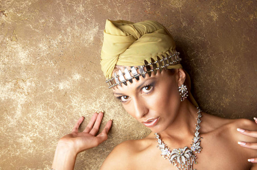 西方人,脸,头,脸颊,一个人,躺,横图,室内,白天,正面,项链,欧洲,欧洲人,仅一个年轻女性,仅一个女性,仅一个人,阴影,装饰,反射,影子,注视,装饰品,饰品,首饰,观察,看,观看,华丽,修饰,耳坠,点缀,察看,关注,衬托,美观,雅致,雅观,卧着,年轻女性,女人,女性,白种人,头部,脸部,脸蛋,面部,躺着,卧,半身,彩图