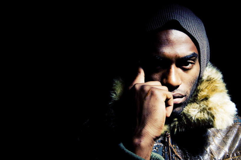 西方人,一个人,举,横图,室内,白天,正面,欧洲,非洲,黑人,欧洲人,仅一个男性,仅一个人,撑,阴影,黑色背景,服装,反射,影子,托腮,注视,休闲装,仅一个年轻男性,衣服,观察,看,托,休闲,休闲服,忧伤,摄影,服饰,影棚,观看,察看,郁闷,关注,忧郁,托下巴,担心,男人,男性,年轻男性,非洲人,举起,举手,举着,向上举,向上伸,向上托,半身,彩图,影棚拍摄,拍摄