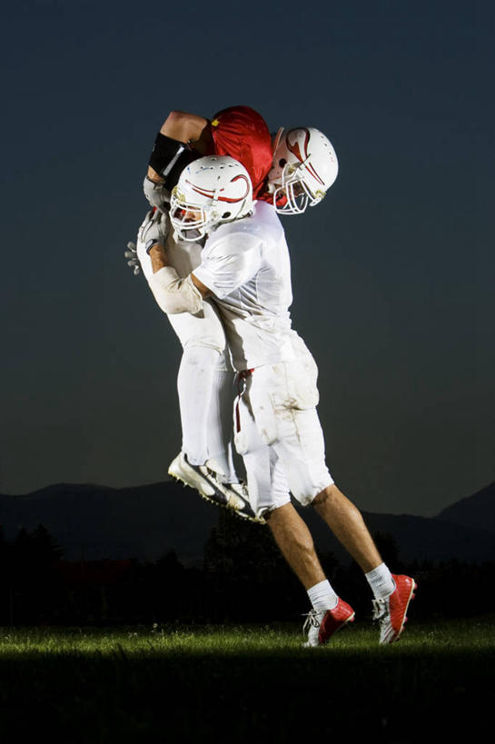 西方人,两个人,运动员,跳,竖图,室内,白天,侧面,运动服,运动鞋,锻炼,快乐,比赛,运动,竞争,帽子,鞋子,欧洲,欧洲人,阴影,服装,反射,头盔,影子,半空,注视,娱乐,衣服,安全帽,观察,看,休闲,抢夺,摄影,服饰,影棚,观看,休闲鞋,察看,体育运动,衣着,穿着,关注,橄榄球运动员,衣饰,体育,男人,男性,年轻男性,白种人,体育运动员,运动选手,跳跃,彩图,全身,影棚拍摄,健身,拍摄,运动装