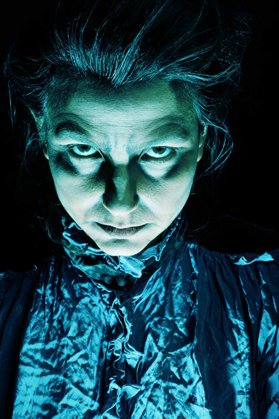 一个人,站,竖图,室内,白天,正面,房间,仅一个男性,仅一个人,阴影,黑色背景,服装,光线,影子,墙,灯光,注视,休闲装,墙壁,墙面,仅一个年轻男性,衣服,观察,看,站着,休闲,休闲服,摄影,服饰,影棚,观看,察看,关注,凶恶,凶险,阴险,狠毒,横暴,泼辣,肆虐,凶暴,凶横,暴虐,残暴,残忍,凶残,凶狠,男人,男性,年轻男性,站立,半身,彩图,影棚拍摄,拍摄