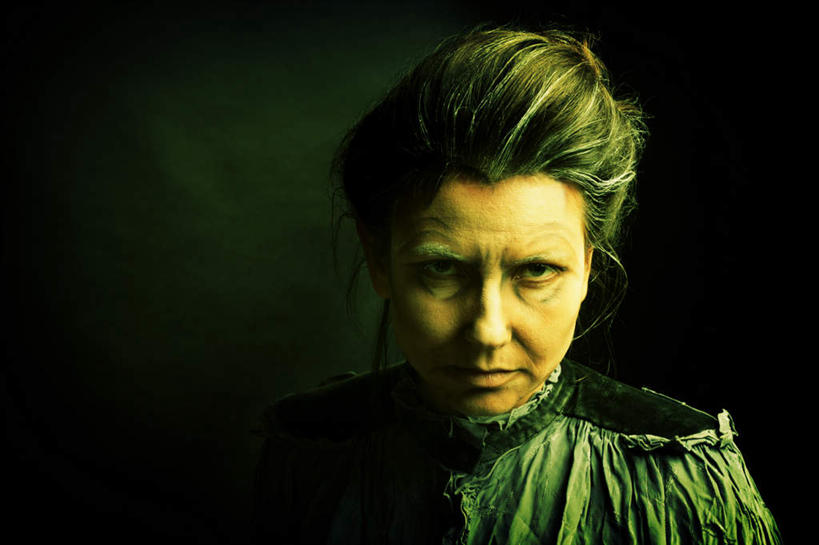 西方人,一个人,站,横图,室内,白天,正面,房间,欧洲,欧洲人,仅一个女性,仅一个人,阴影,黑色背景,服装,光线,影子,墙,灯光,注视,休闲装,墙壁,墙面,衣服,观察,看,站着,休闲,休闲服,摄影,服饰,仅一个老年女性,影棚,观看,察看,恐怖,关注,惧怕,惊骇,恐惊,恐惧,老年女性,女人,女性,白种人,站立,半身,彩图,影棚拍摄,拍摄