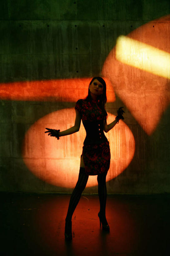 西方人,一个人,演员,电影明星,站,竖图,室内,白天,正面,欧洲,欧洲人,仅一个年轻女性,仅一个女性,仅一个人,阴影,鲜艳,光线,影子,灯光,美丽,漂亮,站着,优美,摩登,艳丽,斑斓,标致,瑰丽,娇艳,锦绣,娟秀,俊丽,奇丽,俏丽,时兴,秀丽,年轻女性,女人,女性,白种人,影视明星,站立,彩图,全身