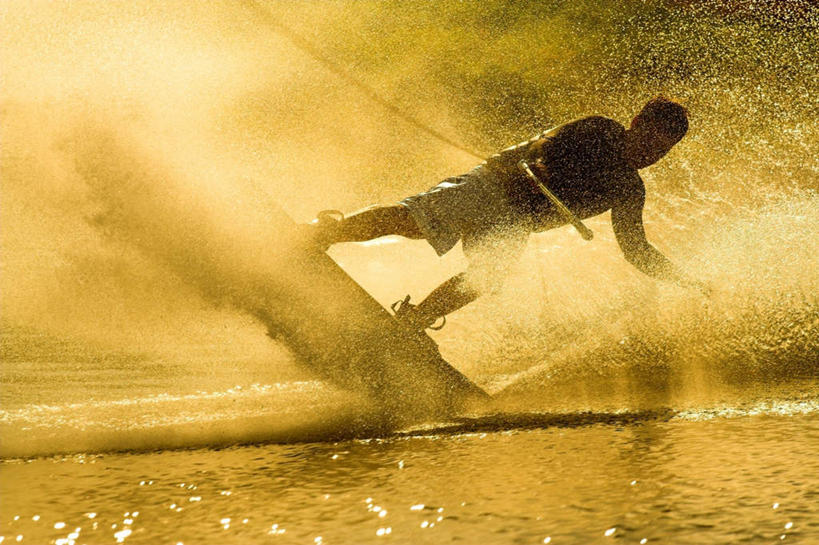 西方人,一个人,拉,横图,室外,白天,正面,锻炼,运动,日落,水,欧洲,欧洲人,仅一个男性,仅一个人,阴影,飞溅,服装,溅,光线,液体,影子,水滴,晚霞,霞光,落日,休闲装,水珠,仅一个年轻男性,衣服,阳光,黄昏,休闲,休闲服,彩霞,服饰,喷洒,滑水,夕照,滑水运动,体育,男人,男性,年轻男性,白种人,夕阳,彩图,全身,健身,斜阳