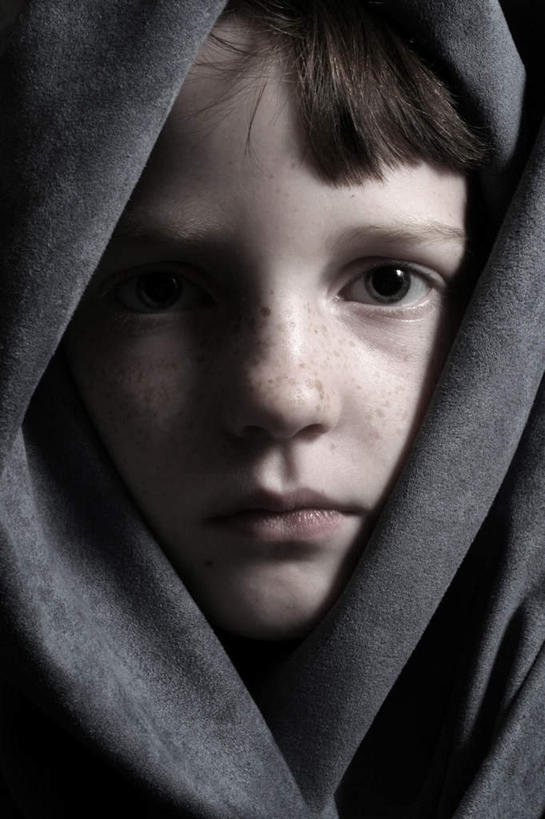 西方人,儿童,一个人,竖图,室内,白天,正面,纯洁,欧洲,欧洲人,仅一个男性,仅一个人,阴影,服装,光线,影子,斑点,注视,小孩,衣服,阳光,观察,看,仅一个小孩,可爱,童年,童趣,服饰,观看,察看,雀斑,衣着,穿着,关注,童真,烂漫,无邪,雀瘢,衣饰,天真,男孩,男人,男性,白种人,孩子,半身,彩图,男生