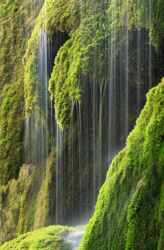 无人,竖图,室外,白天,正面,旅游,度假,美景,瀑布,水,阴影,飞溅,溅,光线,液体,影子,景观,水滴,青苔,苔藓,娱乐,水珠,绿色,阳光,自然,享受,休闲,景色,放松,喷洒,自然风光,跌水,彩图