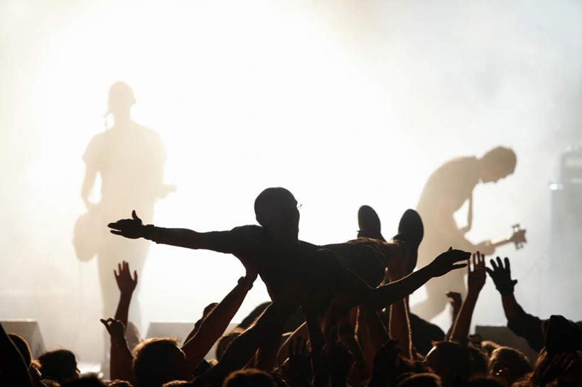 西方人,伙伴,朋友,舞台,举,横图,室内,夜晚,友谊,欧洲,欧洲人,阴影,光线,影子,灯光,吉他,乐器,弦乐器,许多人,背光,背面,托,一群人,唱歌,弹拨弦鸣乐器,演唱,逆光,歌唱,友情,男人,男性,年轻男性,年轻女性,女人,女性,白种人,表演台,举起,举手,举着,向上举,向上伸,向上托,半身,彩图,弹拨弦乐器