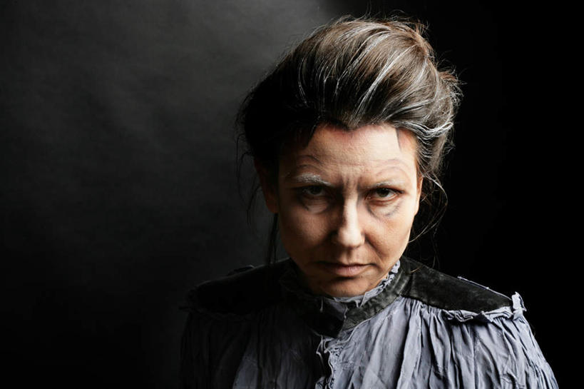 西方人,脸,头,脸颊,一个人,站,横图,室内,特写,白天,正面,欧洲,欧洲人,仅一个女性,仅一个人,黑色背景,注视,观察,看,站着,摄影,仅一个老年女性,影棚,观看,察看,恐怖,关注,惧怕,惊骇,恐惊,恐惧,老年女性,女人,女性,白种人,头部,脸部,脸蛋,面部,站立,半身,彩图,影棚拍摄,拍摄