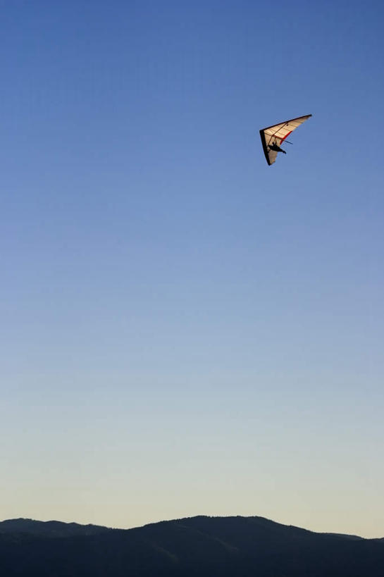 无人,竖图,室外,白天,仰视,旅游,度假,美景,山,山脉,飞机,阴影,光线,影子,景观,山峰,交通,山峦,娱乐,航空,蓝色,蓝天,天空,阳光,自然,滑翔机,交通工具,群山,天,享受,休闲,景色,放松,运输,一架,晴朗,自然风光,载具,万里无云,晴空,晴空万里,彩图,低角度拍摄