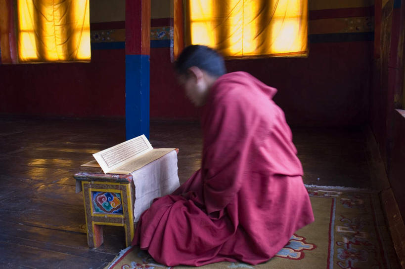 东方人,一个人,和尚,寺庙,坐,横图,室内,白天,侧面,地板,亚洲,仅一个男性,仅一个人,节日,模糊,墙,地面,燃烧,注视,黄种人,文化,木地板,墙壁,墙面,仅一个年轻男性,香火,庙宇,观察,看,祈祷,健康,许愿,宗教,信仰,观看,纪念,祈求,察看,关注,经文,含糊,恍惚,模胡,依稀,隐约,平安,男人,男性,年轻男性,亚洲人,比丘,高僧,僧,僧侣,僧人,沙弥,修行僧,坐着,彩图,全身,庙,寺