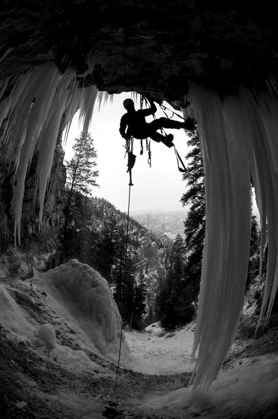 西方人,一个人,竖图,黑白,室外,白天,正面,树林,雪,植物,大雪,欧洲,欧洲人,仅一个男性,仅一个人,吊挂,悬挂,冰,洞,积雪,雪景,冬季,冬天,挂,树,树木,仅一个年轻男性,绿色,天空,自然,天,岩洞,寒冷,洞穴,生长,成长,穴,严寒,男人,男性,年轻男性,白种人,全身