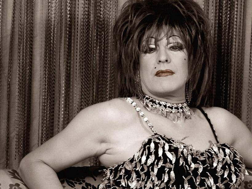 西方人,一个人,横图,室内,白天,正面,裙子,化妆,窗帘,项链,欧洲,欧洲人,仅一个女性,仅一个人,一条,连衣裙,装饰,装饰品,饰品,首饰,仅一个中年女性,华丽,修饰,点缀,衬托,美观,雅致,雅观,女人,女性,中年女性,白种人,半身,彩图