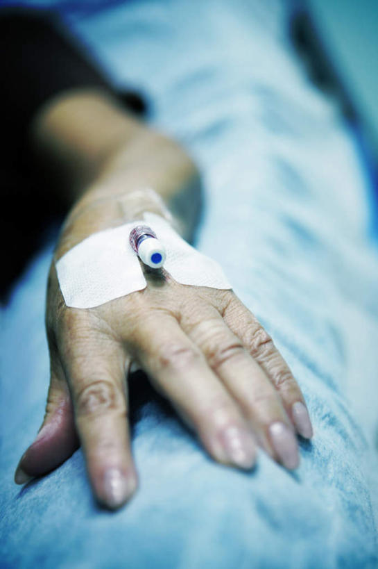 西方人,手,一个人,医院,竖图,俯视,室内,白天,欧洲,欧洲人,仅一个年轻女性,仅一个女性,仅一个人,朦胧,模糊,手部,针管,针筒,注射,单手,医疗,医疗设备,注射器,放置,搁置,安排,输液,打点滴,医疗机构,输液瓶,静脉输液,年轻女性,女人,女性,白种人,半身,彩图,高角度拍摄,病院,诊所