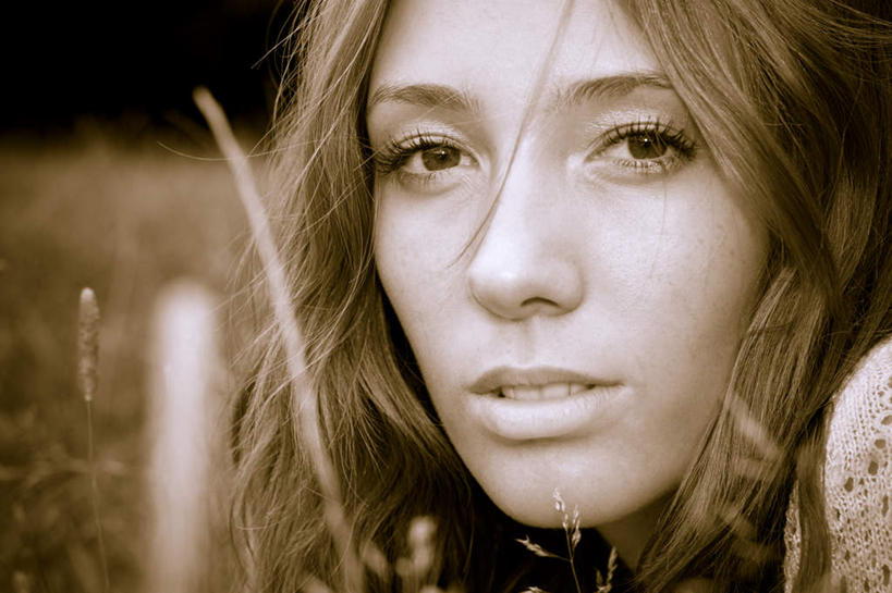 西方人,脸,头,眼睛,鼻子,嘴,脸颊,眉毛,睫毛,一个人,横图,室外,特写,白天,正面,植物,欧洲,欧洲人,瞳孔,仅一个年轻女性,仅一个女性,仅一个人,朦胧,模糊,注视,观察,看,眼部,生长,成长,观看,察看,关注,年轻女性,女人,女性,白种人,头部,鼻,鼻孔,睫,脸部,脸蛋,眉,面部,眼,眼睫毛,眼眉,嘴巴,嘴唇,半身,彩图,眼眉毛