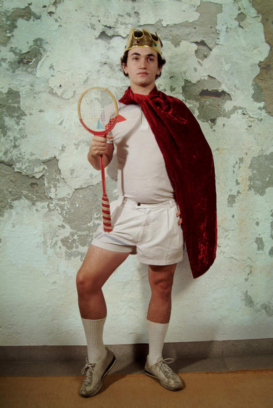 西方人,一个人,站,竖图,室内,白天,正面,欧洲,欧洲人,仅一个男性,仅一个人,握,短裤,服装,球拍,羽毛球拍,羽毛球装备,拿,拿着,注视,休闲装,运动器械,仅一个年轻男性,一个,衣服,红色,观察,看,站着,休闲,休闲服,披风,健身器械,握着,服饰,单个,观看,察看,关注,健身器材,斗篷,羽毛球球拍,大氅,男人,男性,年轻男性,白种人,站立,彩图,全身,运动器材