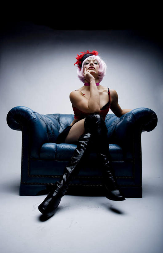 西方人,一个人,模特,坐,竖图,室内,白天,正面,鞋,沙发,鞋子,欧洲,欧洲人,仅一个年轻女性,仅一个女性,仅一个人,撑,假发,皮革,二郎腿,注视,一个,黑色,观察,看,单个,观看,察看,撑着,关注,年轻女性,女人,女性,白种人,模特儿,坐着,彩图,全身,皮鞋,皮沙发