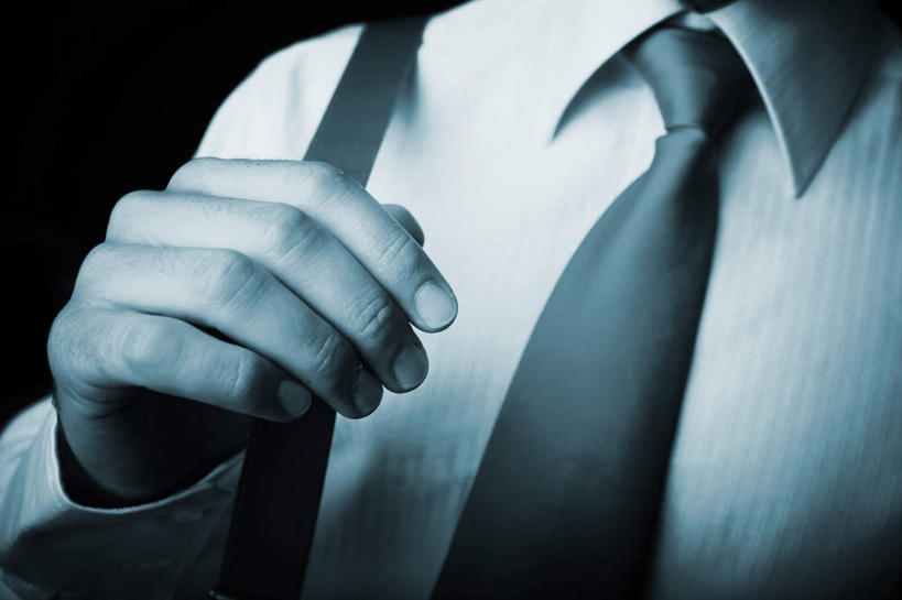 西方人,手,一个人,商务人士,商务男性,站,横图,室内,特写,白天,正面,衬衫,欧洲,欧洲人,仅一个男性,仅一个人,握,黑色背景,套装,领带,拿,拿着,仅一个年轻男性,一个,站着,手部,握着,摄影,影棚,单个,背带,单手,象征,庄重,商务装,身份,工薪阶层,正式,地位,男人,男性,年轻男性,白种人,白领,上班族,站立,半身,彩图,影棚拍摄,衬衣,拍摄