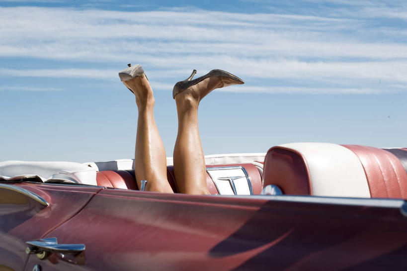 西方人,腿部,腿,一个人,横图,室外,特写,白天,正面,高跟鞋,汽车,古董车,鞋子,欧洲,欧洲人,仅一个年轻女性,仅一个女性,仅一个人,阴影,光线,影子,云,云朵,云彩,车,蓝色,白云,蓝天,天空,阳光,交通工具,天,双腿,载具,老爷车,年轻女性,女人,女性,白种人,半身,彩图