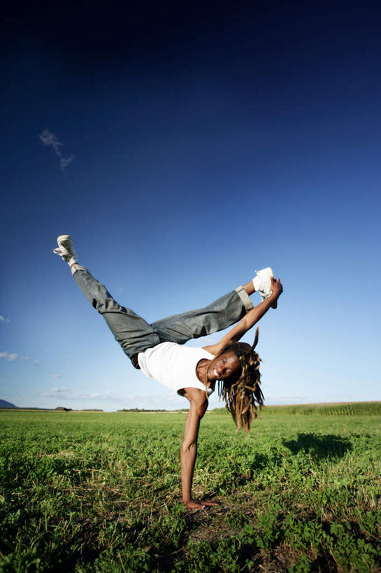 西方人,一个人,竖图,室外,白天,仰视,跳舞,兴奋,草地,草坪,植物,欧洲,非洲,黑人,欧洲人,仅一个男性,仅一个人,倒立,阴影,服装,光线,影子,休闲装,草,仅一个年轻男性,衣服,蓝色,绿色,蓝天,天空,阳光,天,休闲,休闲服,服饰,晴朗,欢快,街舞,喜悦,悬空,嘻哈,欢腾,舞姿,万里无云,庆幸,男人,男性,年轻男性,非洲人,晴空,晴空万里,彩图,低角度拍摄,全身,高兴,欢乐,开心,愉快,舞蹈