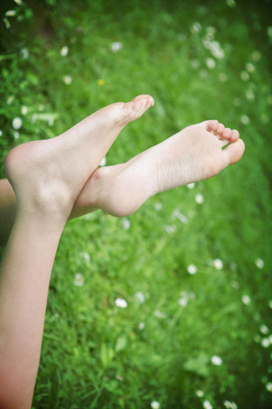 西方人,腿部,脚,脚趾,脚趾甲,腿,一个人,竖图,室外,白天,正面,草地,草坪,植物,欧洲,欧洲人,仅一个年轻女性,仅一个女性,仅一个人,朦胧,模糊,光脚,双脚,草,绿色,趴着,赤脚,年轻女性,女人,女性,白种人,脚指甲,趴,半身,彩图