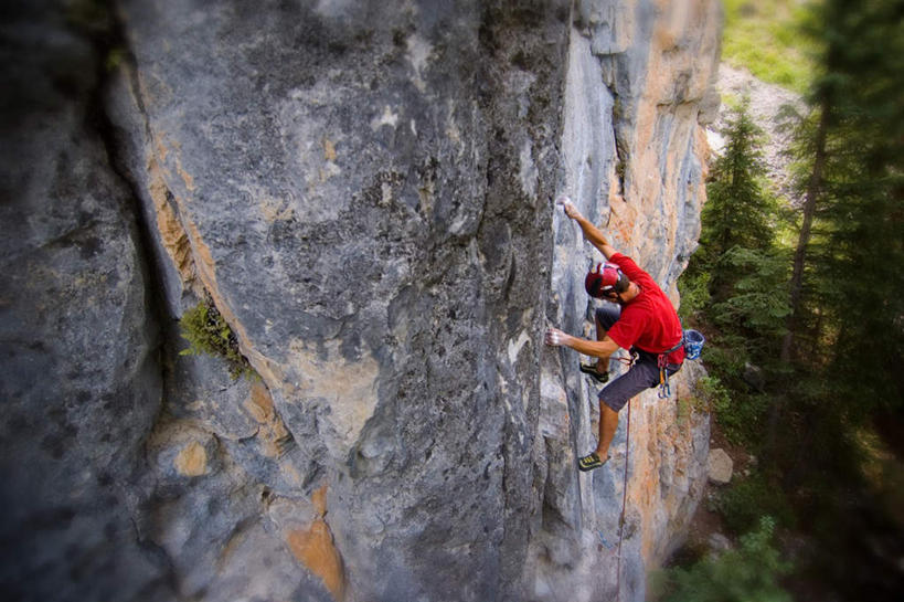 西方人,一个人,运动员,攀登,横图,室外,白天,正面,锻炼,运动,石头,森林,山,山脉,树林,植物,欧洲,欧洲人,仅一个男性,仅一个人,握,阴影,光线,石子,影子,山峰,山峦,树,树木,仅一个年轻男性,绿色,阳光,自然,群山,搭,握着,生长,成长,搭着,体育,男人,男性,年轻男性,白种人,石块,岩石,体育运动员,运动选手,登攀,登山,爬山,攀,攀高,攀爬,半身,彩图,健身
