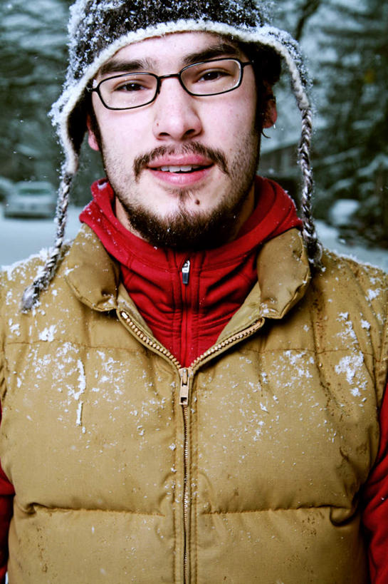 西方人,胡须,一个人,站,竖图,室外,白天,正面,雪,植物,大雪,帽子,欧洲,欧洲人,仅一个男性,仅一个人,服装,眼镜,积雪,雪景,冬季,冬天,注视,树,树木,仅一个年轻男性,衣服,绿色,自然,观察,看,站着,温暖,寒冷,服饰,生长,成长,观看,羽绒服,保暖,察看,御寒,关注,近视眼镜,棉帽,严寒,冬装,男人,男性,年轻男性,白种人,胡子,小胡子,站立,半身,彩图