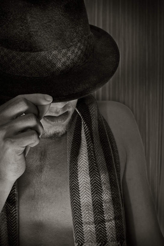 西方人,胡须,一个人,举,竖图,俯视,室内,白天,帽子,欧洲,欧洲人,仅一个男性,仅一个人,仅一个中年男性,握,装饰,拿,拿着,礼帽,裸露,围巾,低头,托,温暖,握着,围脖,保暖,华丽,点缀,御寒,裸,衬托,美观,雅致,雅观,男人,男性,中年男性,白种人,胡子,络腮胡,举起,举手,举着,向上举,向上伸,向上托,半身,彩图,高角度拍摄