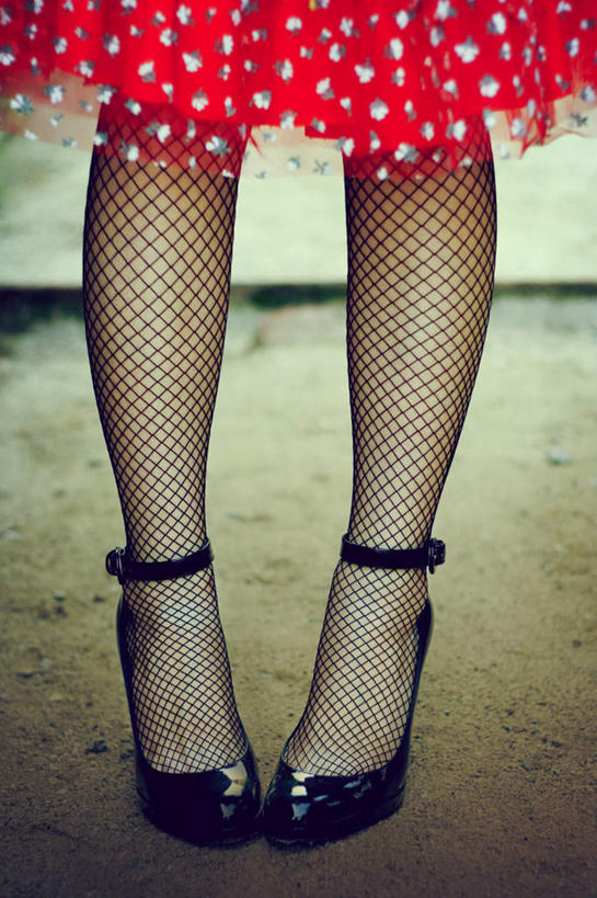 西方人,一个人,站,竖图,俯视,室外,特写,白天,高跟鞋,裙子,鞋子,欧洲,欧洲人,仅一个年轻女性,仅一个女性,仅一个人,阴影,连衣裙,服装,反射,影子,休闲装,袜子,衣服,红色,站着,休闲,休闲服,服饰,丝袜,长筒袜,吊带袜,年轻女性,女人,女性,白种人,站立,半身,彩图,高角度拍摄