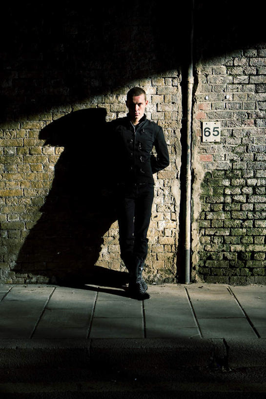 西方人,一个人,站,竖图,室内,白天,正面,欧洲,欧洲人,仅一个男性,仅一个人,阴影,服装,反射,标志,瓷砖,地砖,数字,文字,影子,字符,门牌,地面,注视,休闲装,标识,仅一个年轻男性,衣服,黑色,观察,看,靠,靠着,站着,休闲,休闲服,阿拉伯数字,服饰,观看,察看,关注,背手,男人,男性,年轻男性,白种人,站立,彩图,全身,短发