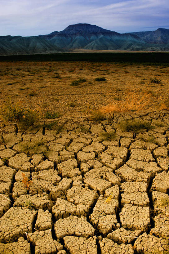 无人,竖图,俯视,室外,白天,山,山脉,植物,阴影,枯萎,干燥,光线,影子,泥土,山峰,土壤,云,云朵,枯草,地面,山峦,云彩,草,黄色,蓝色,白云,蓝天,天空,阳光,群山,天,晴朗,干旱,枯燥,贫瘠,瘠薄,盐滩,晴空,彩图,高角度拍摄