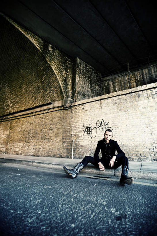 西方人,腿部,腿,一个人,坐,竖图,室外,白天,仰视,欧洲,欧洲人,仅一个男性,仅一个人,展开,张开,地面,注视,仅一个年轻男性,观察,看,双腿,观看,察看,关注,男人,男性,年轻男性,白种人,坐着,彩图,低角度拍摄,全身