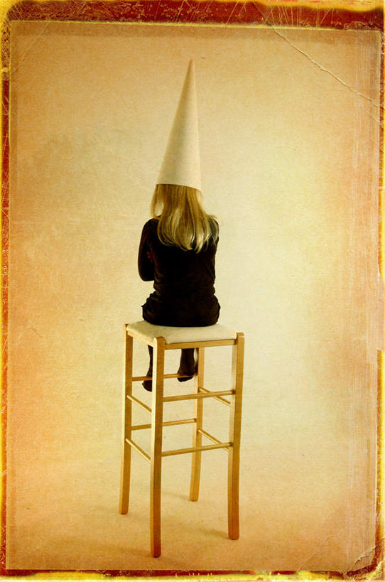 西方人,儿童,一个人,坐,竖图,室内,白天,纯洁,光晕,椅子,欧洲,欧洲人,仅一个女性,仅一个人,一张,服装,木椅,休闲装,小孩,背面,衣服,黄色,黑色,仅一个小孩,休闲,休闲服,可爱,童年,童趣,服饰,惩罚,童真,烂漫,无邪,惩办,惩处,惩治,赏罚,责罚,天真,女孩,女人,女性,白种人,孩子,坐着,半身,彩图,女生