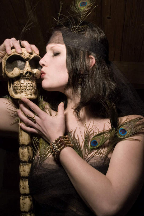 西方人,脸,头,眼睛,鼻子,嘴,脸颊,眉毛,睫毛,一个人,吻,竖图,室内,白天,侧面,化妆,欧洲,欧洲人,瞳孔,仅一个年轻女性,仅一个女性,仅一个人,握,节日,庆祝,装饰,拿,拿着,文化,一个,庆典,万圣节,握着,眼部,手镯,单个,纪念,华丽,修饰,点缀,骷髅头,衬托,美观,雅致,雅观,年轻女性,女人,女性,白种人,头部,鼻,睫,脸部,脸蛋,眉,面部,眼,眼睫毛,眼眉,嘴巴,嘴唇,亲,亲吻,半身,彩图,眼眉毛