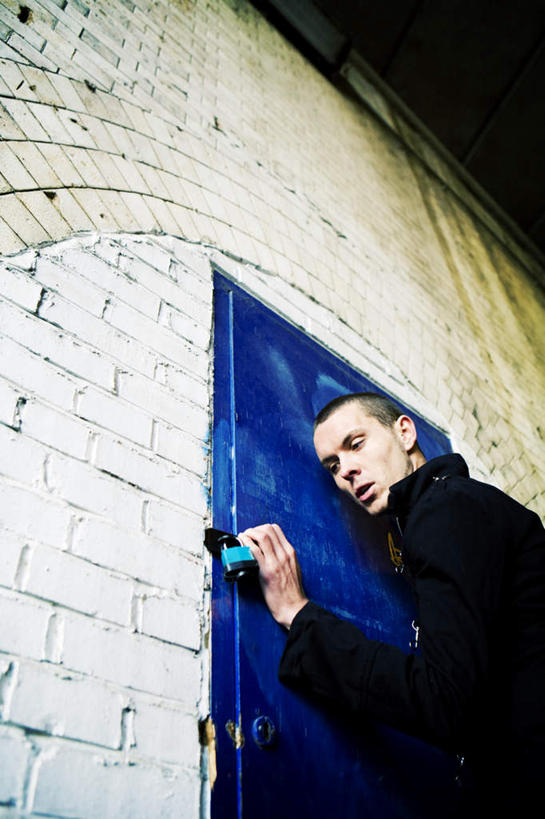 西方人,一个人,竖图,室外,白天,仰视,门,欧洲,欧洲人,仅一个男性,仅一个人,握,服装,检查,墙,拿,拿着,注视,休闲装,墙壁,墙面,仅一个年轻男性,衣服,蓝色,黑色,观察,看,休闲,休闲服,握着,服饰,观看,犯罪,察看,关注,盗窃,偷窃,小偷,窃贼,盗贼,贼,偷盗,搜检,查察,查抄,检察,审查,男人,男性,年轻男性,白种人,半身,彩图,低角度拍摄