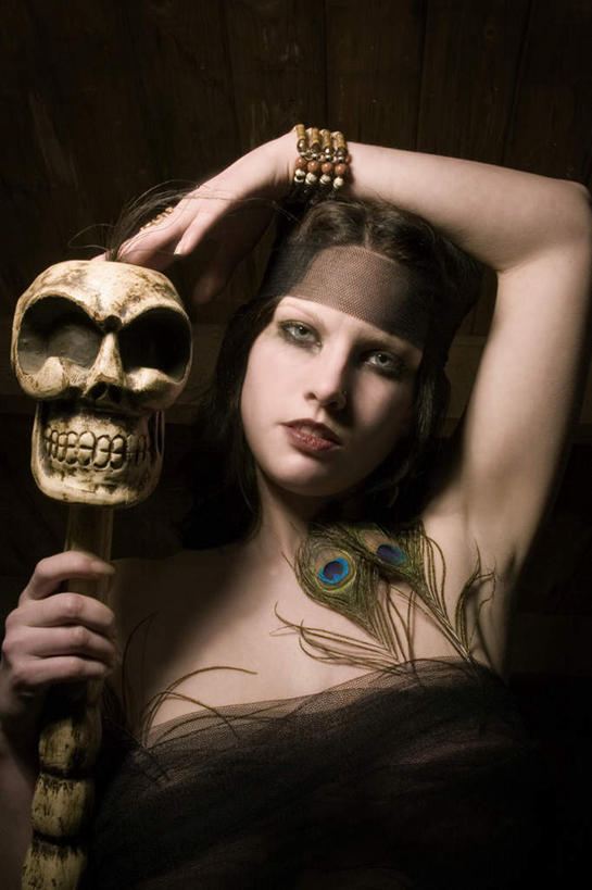 西方人,脸,头,眼睛,鼻子,嘴,脸颊,眉毛,睫毛,一个人,举,摸,竖图,室内,白天,正面,化妆,欧洲,欧洲人,瞳孔,仅一个年轻女性,仅一个女性,仅一个人,抚摸,握,节日,庆祝,装饰,拿,拿着,注视,文化,一个,观察,看,托,庆典,万圣节,握着,眼部,手镯,单个,观看,纪念,华丽,修饰,点缀,察看,骷髅头,关注,衬托,美观,雅致,雅观,年轻女性,女人,女性,白种人,头部,鼻,睫,脸部,脸蛋,眉,面部,眼,眼睫毛,眼眉,嘴巴,嘴唇,触摸,接触,举起,举手,举着,向上举,向上伸,向上托,半身,彩图,眼眉毛