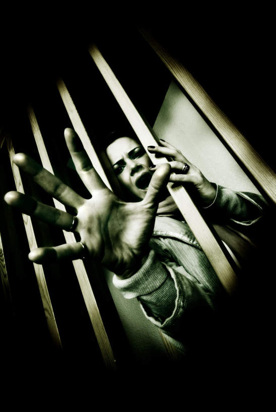 西方人,手,一个人,竖图,室内,白天,仰视,欧洲,欧洲人,仅一个女性,仅一个人,关闭,握,展开,张开,拿,拿着,仅一个中年女性,手部,握着,监狱,惊恐,伸出,呼救,罪犯,封闭,牢狱,惊慌,恐慌,惊骇,女人,女性,中年女性,白种人,半身,彩图,低角度拍摄