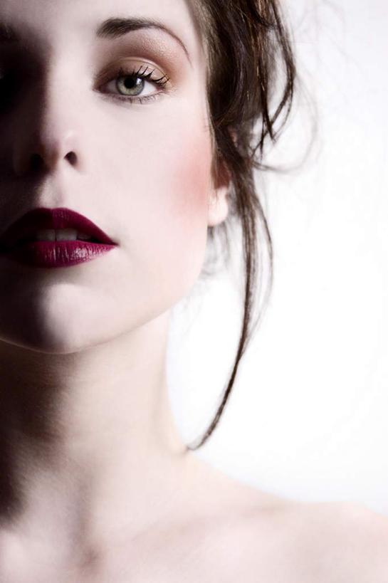 西方人,脸,头,眼睛,鼻子,嘴,脸颊,眉毛,睫毛,一个人,竖图,室内,特写,白天,白色背景,正面,化妆,性感,欧洲,欧洲人,瞳孔,仅一个年轻女性,仅一个女性,仅一个人,口红,诱惑,眼部,摄影,影棚,勾引,红唇,引诱,尤物,年轻女性,女人,女性,白种人,头部,鼻,睫,脸部,脸蛋,眉,面部,眼,眼睫毛,眼眉,嘴巴,嘴唇,半身,彩图,影棚拍摄,拍摄,眼眉毛,佳丽,丽人,美人