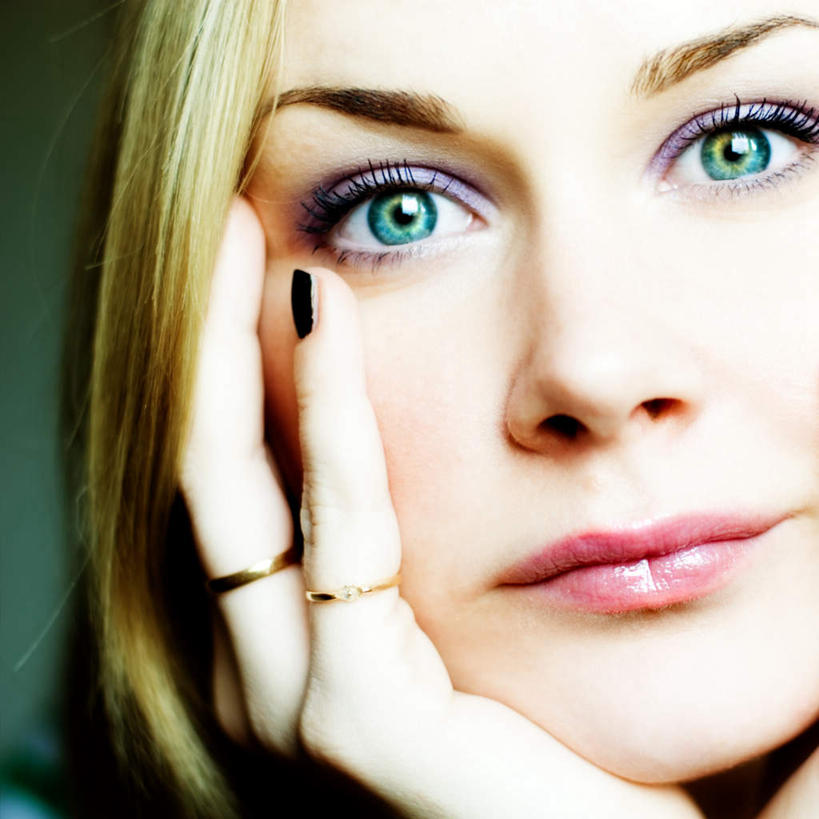 西方人,脸,头,眼睛,鼻子,嘴,脸颊,眉毛,睫毛,手,一个人,方图,室内,特写,白天,正面,化妆,欧洲,欧洲人,瞳孔,仅一个年轻女性,仅一个女性,仅一个人,撑,绿色背景,托腮,注视,观察,看,托,手部,眼部,摄影,影棚,观看,优雅,单手,察看,高贵,关注,托下巴,尊贵,高尚,文雅,崇高,尤物,年轻女性,女人,女性,白种人,头部,鼻,睫,脸部,脸蛋,眉,面部,眼,眼睫毛,眼眉,嘴巴,嘴唇,半身,彩图,影棚拍摄,拍摄,眼眉毛,佳丽,丽人,美人