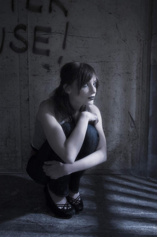 西方人,一个人,坐,竖图,室外,白天,正面,欧洲,欧洲人,仅一个年轻女性,仅一个女性,仅一个人,注视,观察,看,抱膝,观看,察看,昏暗,关注,灰暗,晦暗,年轻女性,女人,女性,白种人,坐着,彩图,全身