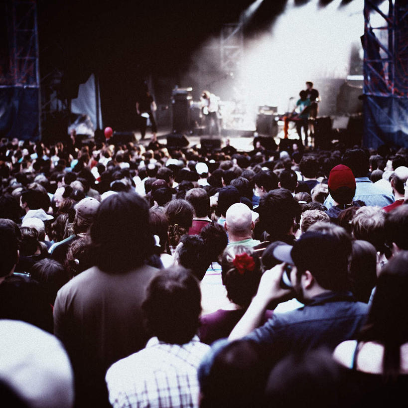 西方人,伙伴,朋友,站,方图,室外,白天,聚会,友谊,欧洲,欧洲人,阴影,服装,会议,光线,影子,许多人,休闲装,背面,衣服,阳光,站着,一群人,休闲,休闲服,服饰,集会,聚首,友情,白种人,站立,半身,彩图