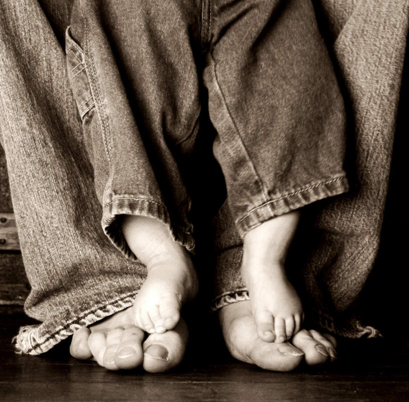 西方人,婴儿,儿童,腿部,脚,脚趾,脚趾甲,腿,两个人,家庭,父亲,儿子,横图,室内,白天,正面,纯洁,欧洲,欧洲人,服装,裤子,牛仔裤,休闲装,双脚,小孩,衣服,休闲,温暖,温馨,父子,一家人,休闲服,父爱,可爱,服饰,活泼,和睦,宝宝,纯真,烂漫,无邪,伶俐,天真,男人,男性,中年男性,白种人,孩子,脚指甲,半身,彩图,融洽