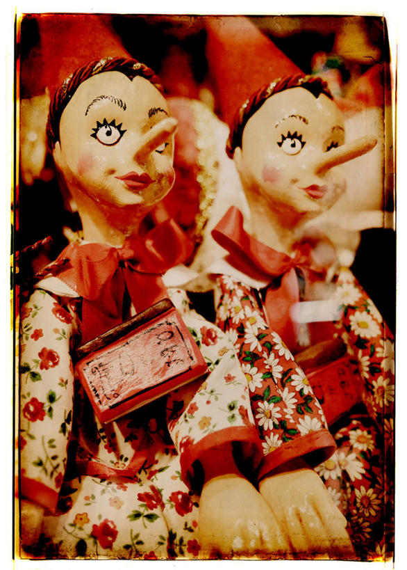 脸,头,眼睛,鼻子,脸颊,眉毛,睫毛,无人,竖图,室内,白天,侧面,游戏,玩具,瞳孔,一排,服装,艺术,整齐,木制,人偶,人造模特,娃娃,艺术品,玩,娱乐,排列,衣服,红色,木制品,工艺品,休闲,益智,眼部,服饰,道具,活动,工艺,美术,衣着,穿着,队列,发泄,消遣,智力,服装模特,模特道具,时装道具,展示道具,服装模特道具,陈列道具,宣泄,长鼻,衣饰,头部,鼻,鼻孔,睫,脸部,脸蛋,眉,面部,眼,眼睫毛,眼眉,玩耍,嬉戏,彩图,眼眉毛