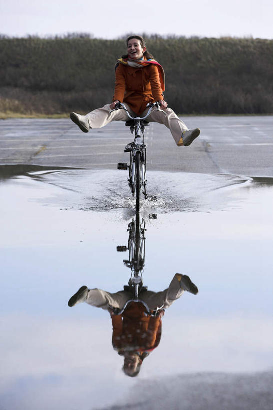 西方人,腿部,腿,一个人,坐,竖图,室外,白天,正面,游戏,美景,植物,欧洲,欧洲人,仅一个女性,仅一个人,展开,张开,阴影,光线,影子,景观,玩,娱乐,树,树木,绿色,阳光,自然,仅一个中年女性,休闲,景色,双腿,生长,成长,活动,发泄,消遣,智力,宣泄,女人,女性,中年女性,白种人,玩耍,嬉戏,坐着,彩图,全身