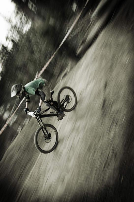 西方人,一个人,竖图,室外,白天,正面,锻炼,运动,自行车,欧洲,欧洲人,仅一个男性,仅一个人,一辆,朦胧,模糊,倾斜,车,脚踏车,仅一个年轻男性,骑,交通工具,驾驶,行驶,操纵,控制,载具,操控,把持,体育,男人,男性,年轻男性,白种人,彩图,全身,健身