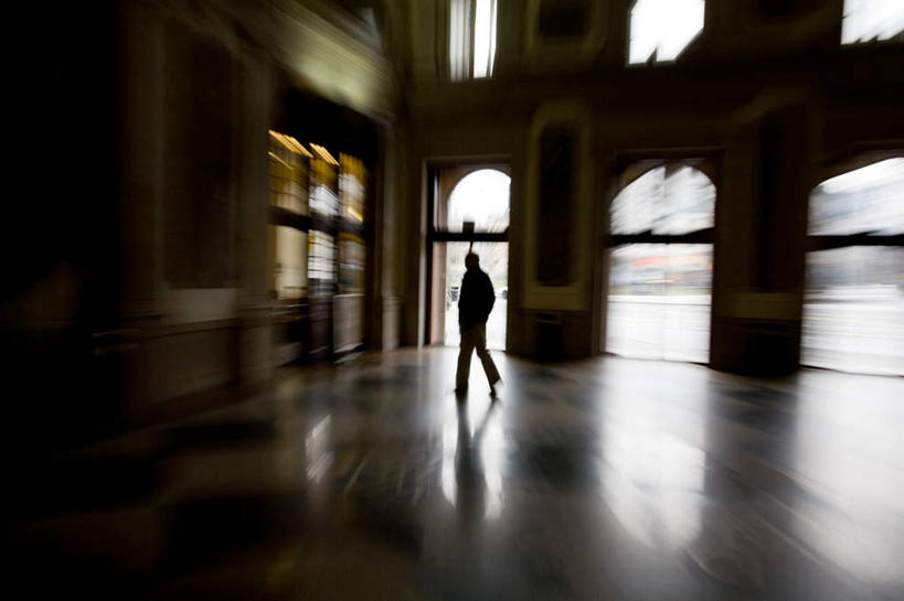 西方人,一个人,商务人士,商务男性,高楼大厦,走,横图,室内,白天,侧面,衬衫,度假,美景,城市风光,城市,大厦,建筑,摩天大楼,欧洲,欧洲人,仅一个男性,仅一个人,仅一个中年男性,套装,朦胧,模糊,景观,娱乐,建设,行走,享受,休闲,景色,放松,商务装,工薪阶层,男人,男性,中年男性,白种人,白领,上班族,步行,走路,彩图,全身,衬衣,大楼,高层建筑,高楼,摩天楼